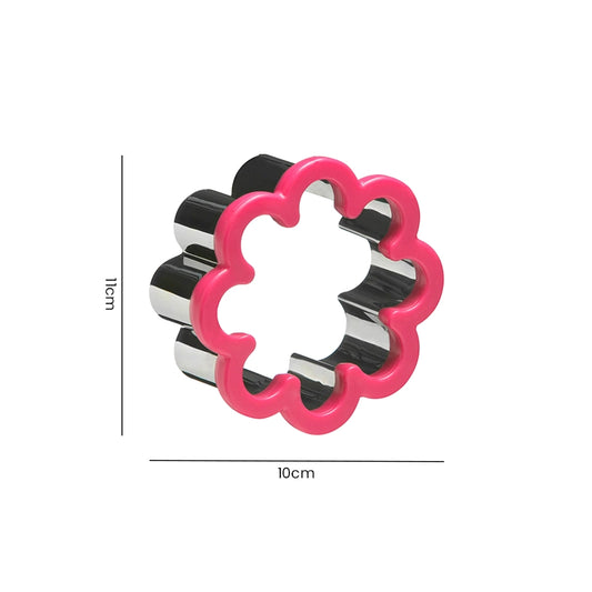 Flower cookie cutter size guide with 10cm width and pink safety rim